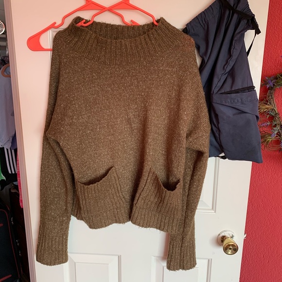 L / XL TURTLENECK KNIT SWEATER - Picture 1 of 5
